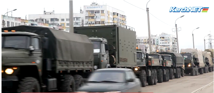 Керчани занепокоїлись через колону військової техніки - відео