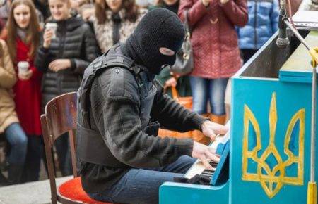 Відомий з Майдану «піаніст-екстреміст» зіграв на Банковій — відео