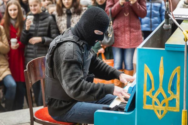 Відомий з Майдану «піаніст-екстреміст» зіграв на Банковій — відео