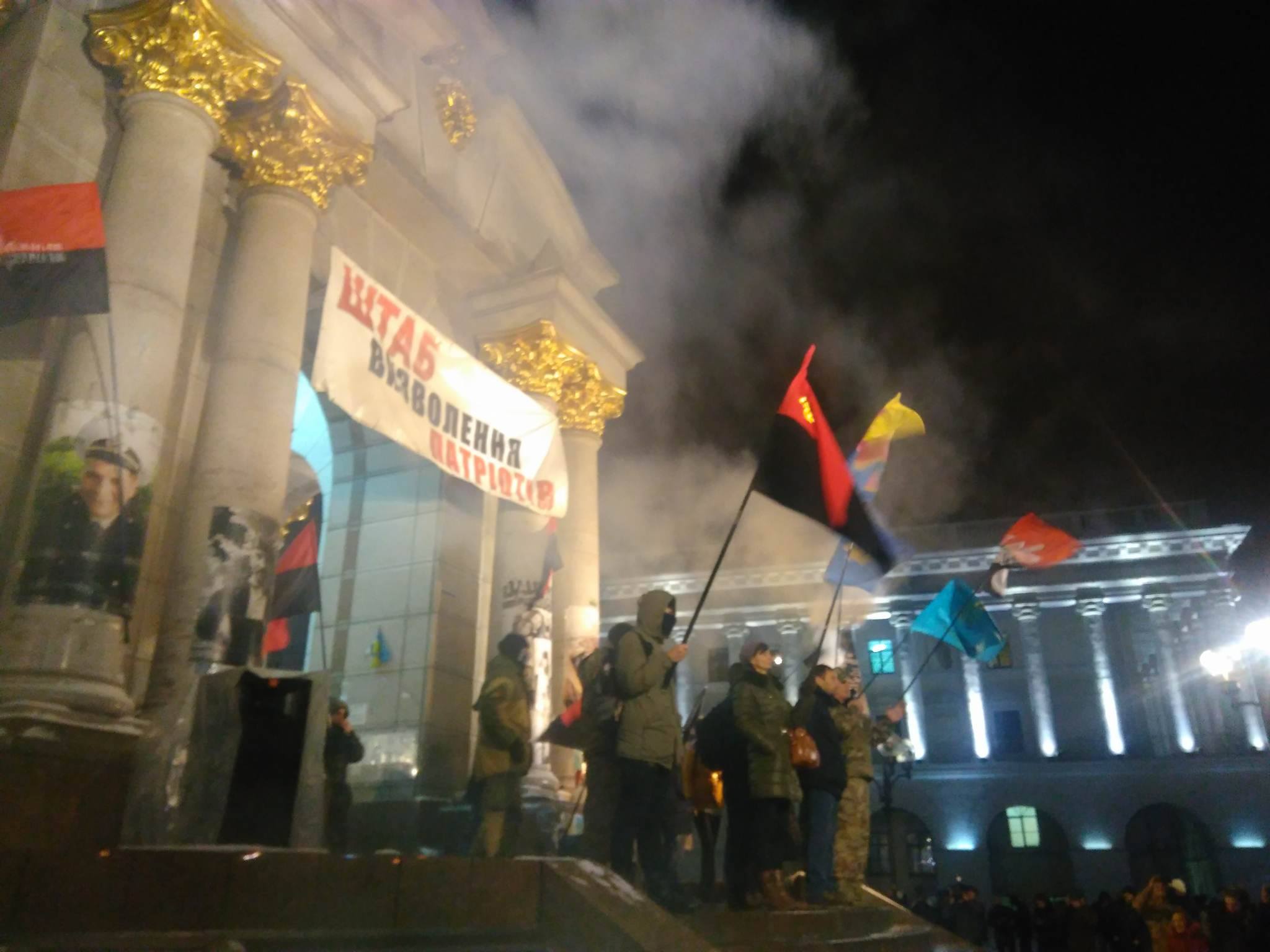 На Майдані зібрались радикали, багато поліції - ФОТО