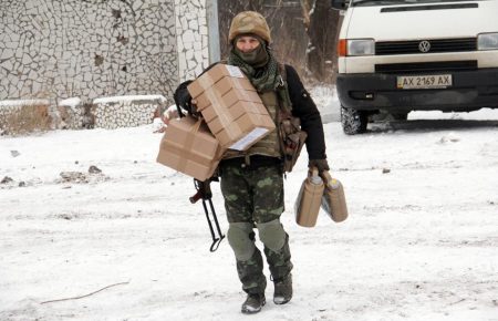 «Армійських машин була аж одна», — волонтер про вивезення поранених з-під Луганського