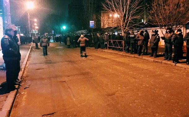 Вночі біля КПІ невідомі громили кіоски — відео Вночі біля КПІ невідомі громили кіоски — відео