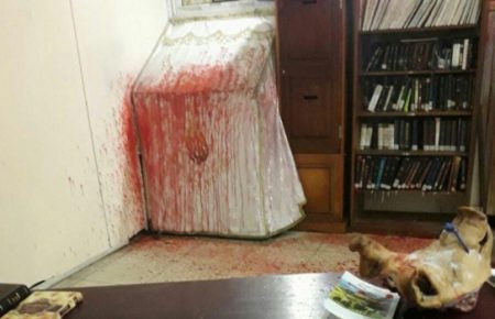 Свиняча голова зі свастикою: в Умані невідомі понівечили синагогу — відео