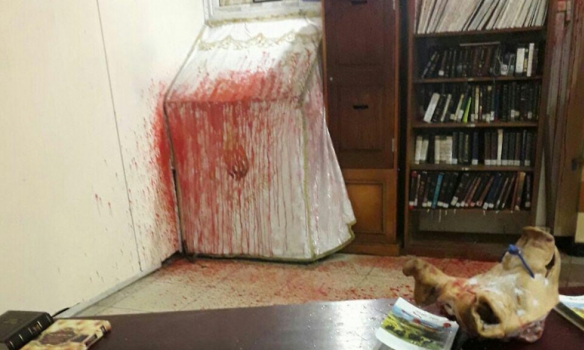 Свиняча голова зі свастикою: в Умані невідомі понівечили синагогу — відео