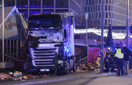 Вантажівка в’їхала в натовп у Берліні: кількість жертв зросла до 12-ти