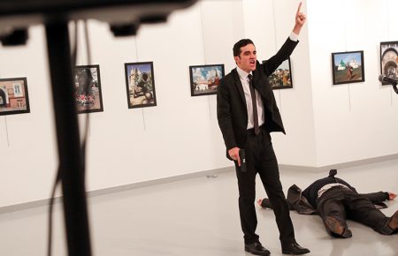 Посол Росії у Туреччині загинув, нападника теж вбито — ВІДЕО
