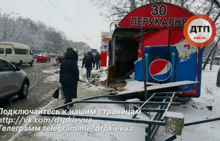 У Києві вантажівка знесла зупинку, багато постраждалих - ФОТО, ВІДЕО
