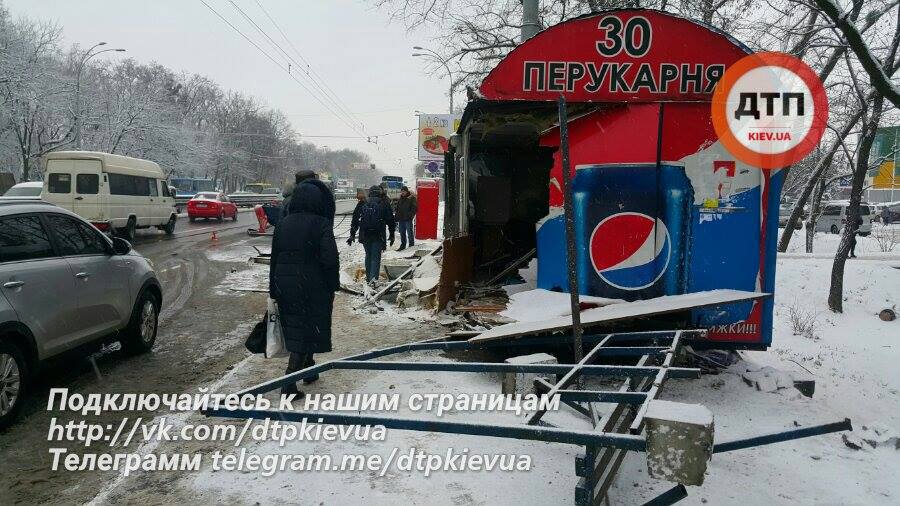 У Києві вантажівка знесла зупинку, багато постраждалих - ФОТО, ВІДЕО