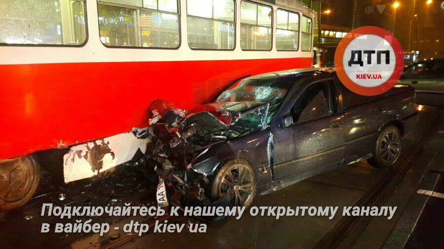 У столиці автомобіль врізався в трамвай, є постраждалі - ВІДЕО
