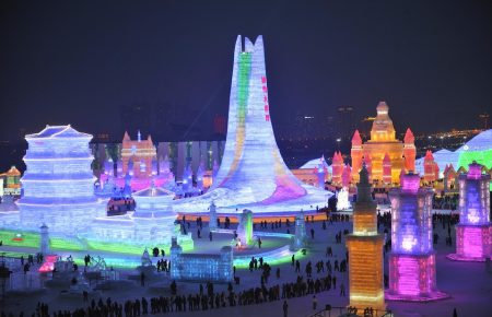 У Китаї 10 тисяч людей створювали льодове містечко — відео