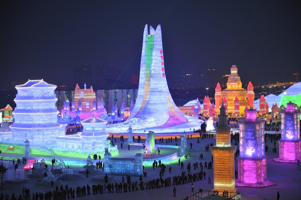 У Китаї 10 тисяч людей створювали льодове містечко — відео