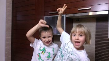 Поділити маму на трьох. Вчимося приділяти увагу всім одночасно Поділити маму на трьох. Вчимося приділяти увагу всім одночасно