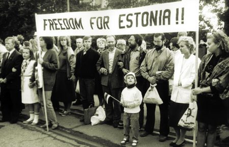 Декоммунизацию в Эстонии инициировало КГБ?