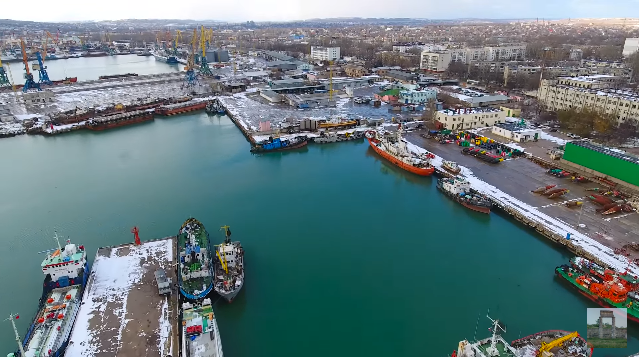 Засніжений Керченський торговий порт зняли з квадрокоптеру — ВІДЕО