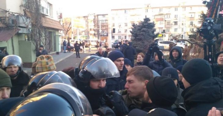 На Одещині поліція застосувала проти мітингуючих сльозогінний газ, ВІДЕО На Одещині поліція застосувала проти мітингуючих сльозогінний газ, ВІДЕО