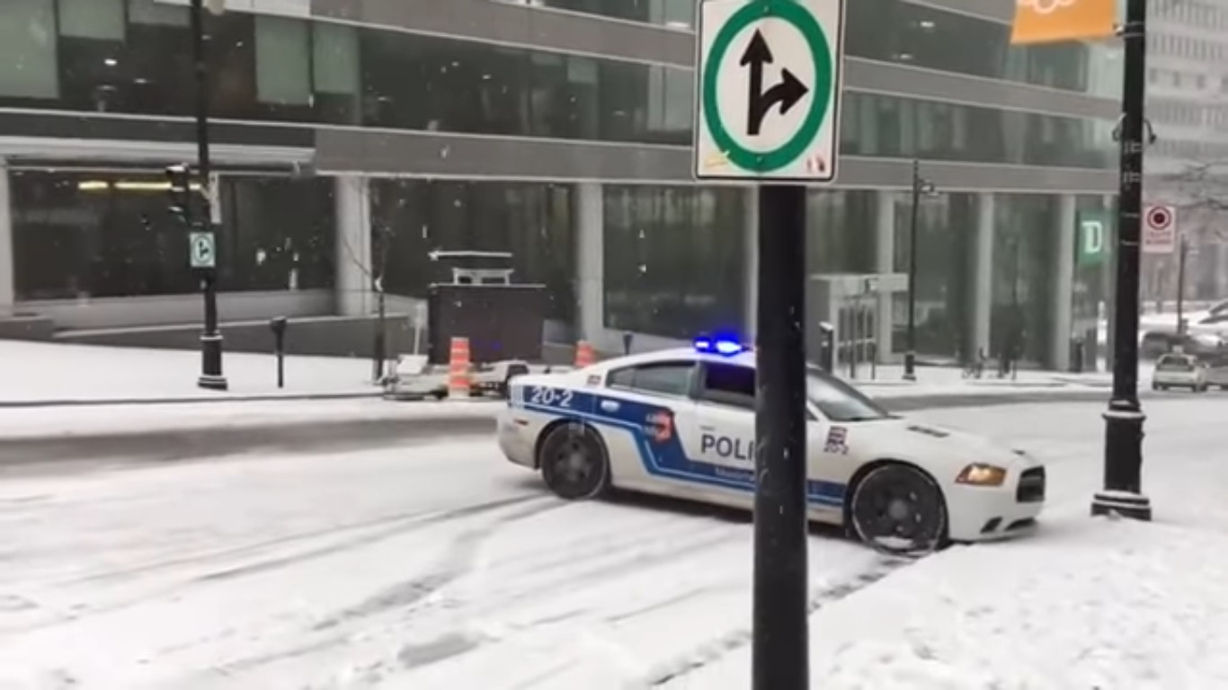 Через ожеледицю та сніг на дорогах у Канаді справжній хаос — відео