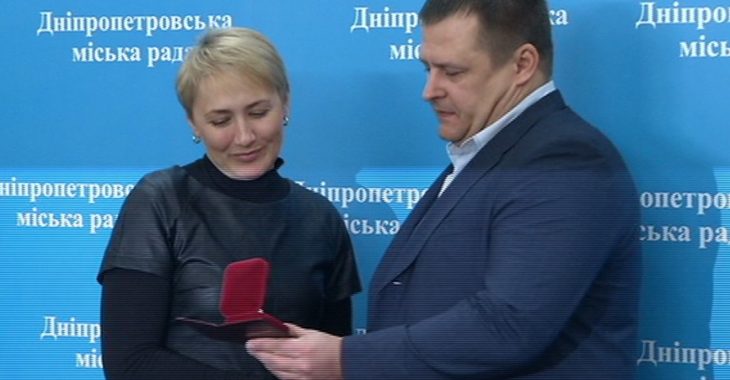 У Дніпрі волонтерів нагородили відзнаками «Захисник Вітчизни» У Дніпрі волонтерів нагородили відзнаками «Захисник Вітчизни»