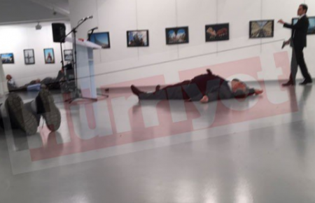 В Анкарі на посла Росії скоєно замах, він у тяжкому стані — ЗМІ