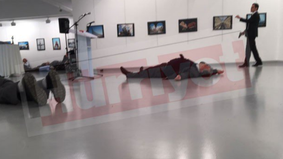 В Анкарі на посла Росії скоєно замах, він у тяжкому стані — ЗМІ