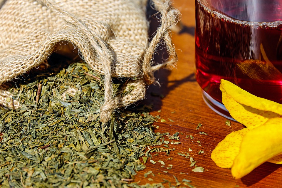 Чашка чаю чи відро горілки: коли в Україні почали пити чай?