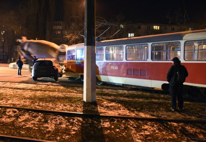 В Одесі трамвай зійшов з рейок і врізався в припарковану машину - ФОТО