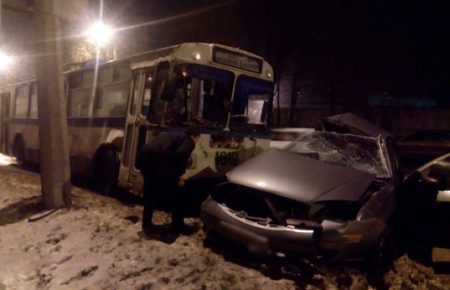 В Маріуполі тролейбус зіткнувся з легковим авто: є загиблі і поранені