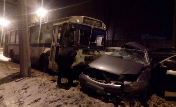 В Маріуполі тролейбус зіткнувся з легковим авто: є загиблі і поранені