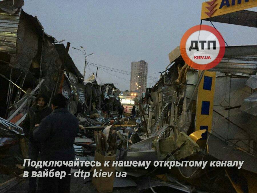 У Києві невідомі розтрощили ринок на Оболоні - ФОТО