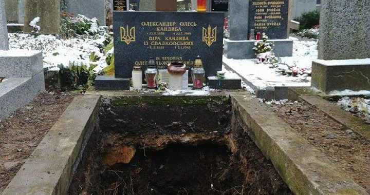 Порошенко доручив МЗС терміново вирішити ситуацію із похованням О. Олеся Порошенко доручив МЗС терміново вирішити ситуацію із похованням О. Олеся