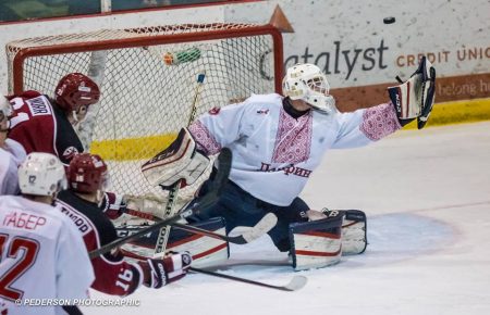 Канадські хокеїсти вийшли на гру в українських вишиванках — відео