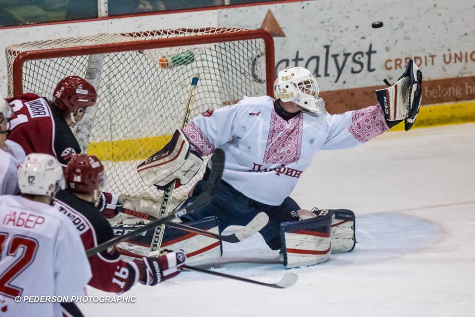 Канадські хокеїсти вийшли на гру в українських вишиванках — відео