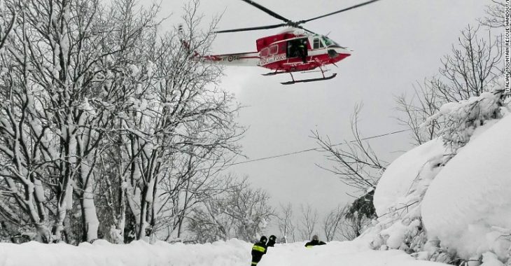 З'явилося відео з похованого під снігом готелю в Італії З'явилося відео з похованого під снігом готелю в Італії