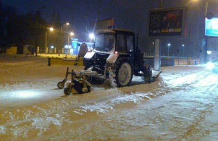 На Київщині рух вантажівок обмежать через снігопад - усі служби працюють в посиленому режимі