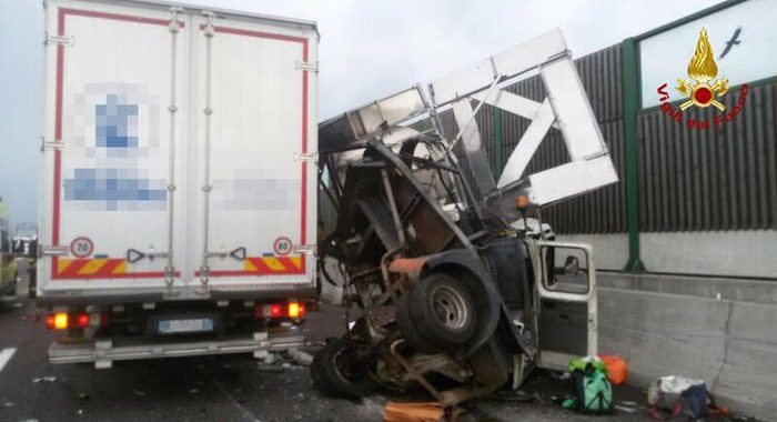 Автобус із дітьми врізався у стовп в Італії — 16 загиблих Автобус із дітьми врізався у стовп в Італії — 16 загиблих