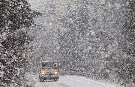 Негода на Закарпатті: ліквідують наслідки снігових лавин — рух вантажівок обмежений