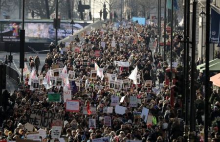 Понад 80 тисяч жінок вийшли на марш протесту у Британії — відео
