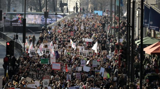 Понад 80 тисяч жінок вийшли на марш протесту у Британії — відео