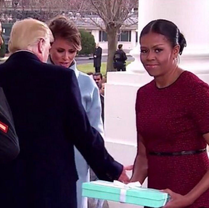 Реакція Мішель Обами на подарунок Меланії Трамп миттєво стала мемом — відео, фото