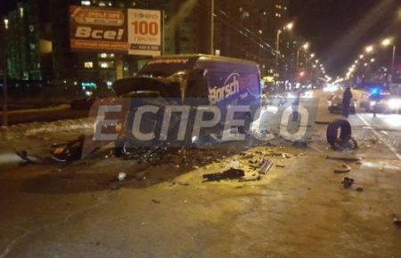 В Києві автомобіль зіткнувся з мікроавтобусом, є постраждалі (ФОТО, ВІДЕО)
