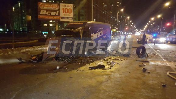 В Києві автомобіль зіткнувся з мікроавтобусом, є постраждалі (ФОТО, ВІДЕО)