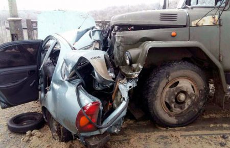 В Харкові вантажівка розчавила легкове авто: є загиблі (ВІДЕО)