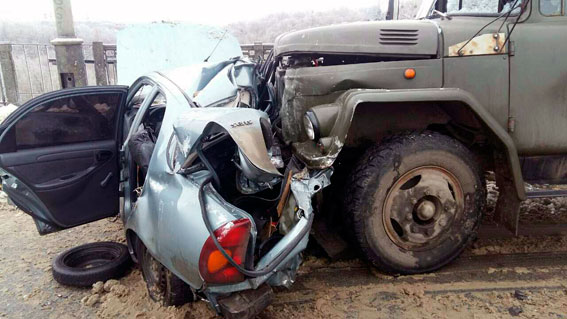 В Харкові вантажівка розчавила легкове авто: є загиблі (ВІДЕО)