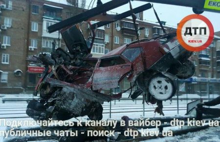 Смертельна ДТП в столиці: автомобіль розірвало навпіл (ФОТО)