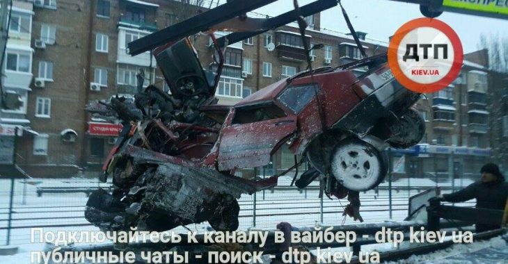 Смертельна ДТП в столиці: автомобіль розірвало навпіл (ФОТО) Смертельна ДТП в столиці: автомобіль розірвало навпіл (ФОТО)