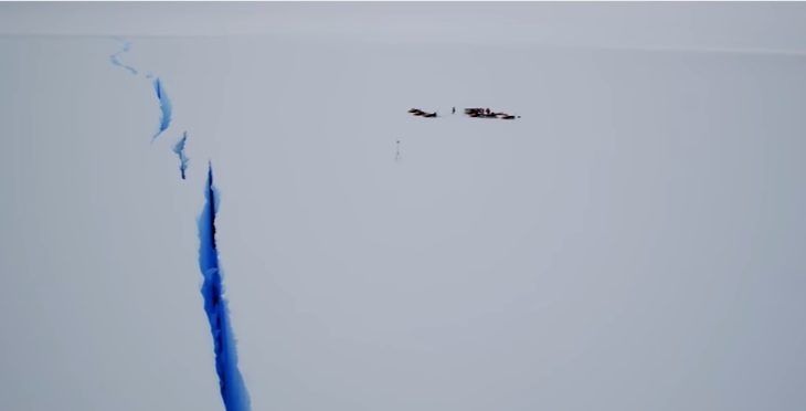 Вчені показали 40-кілометрову тріщину в айсбергу — відео Вчені показали 40-кілометрову тріщину в айсбергу — відео
