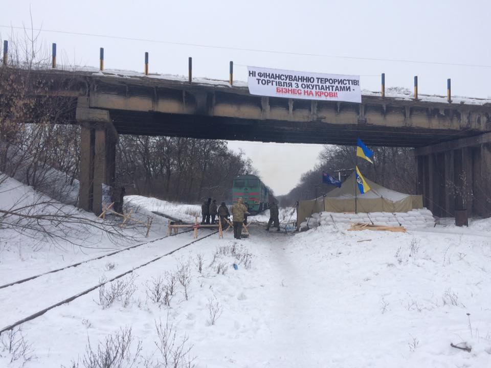 До учасників блокади на Донбасі їдуть силовики - волонтерка