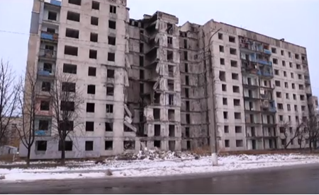 В Лисичанську демонтують згорілу під час обстрілів багатоповерхівку ВІДЕО
