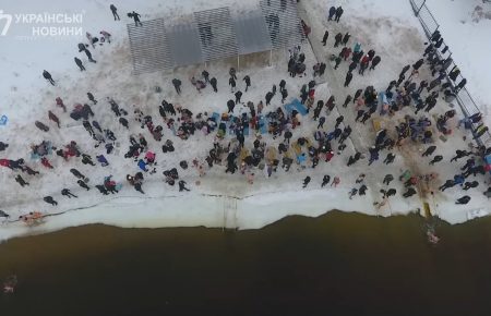 Журналісти зняли масові купання українців у крижаному Дніпрі — відео
