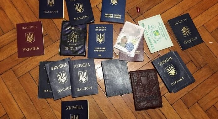 СБУ затримала жінку, що підробляла паспорти для бойовиків «ДНР» — відео СБУ затримала жінку, що підробляла паспорти для бойовиків «ДНР» — відео