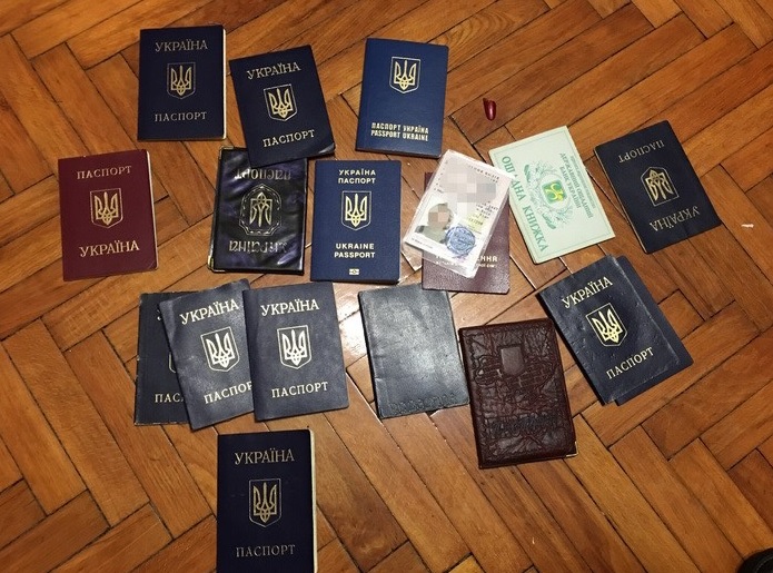 СБУ затримала жінку, що підробляла паспорти для бойовиків «ДНР» — відео